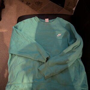 An Adorable Nike sweatshirt with a crew neck